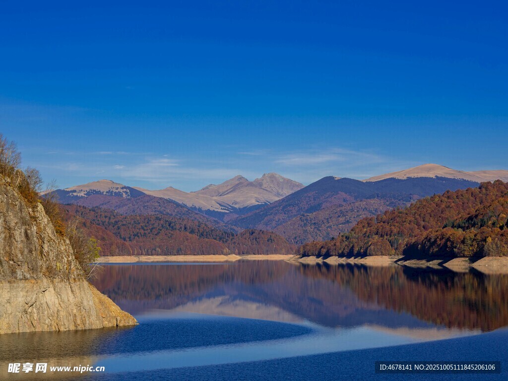 宁静湖畔的壮丽山景