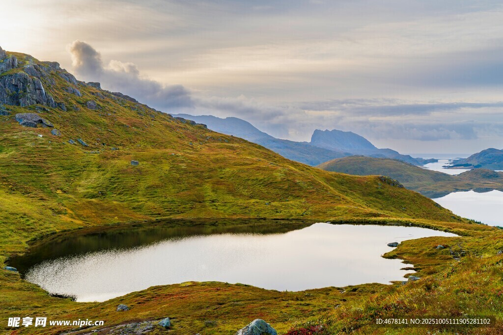 山间静谧湖泊美景