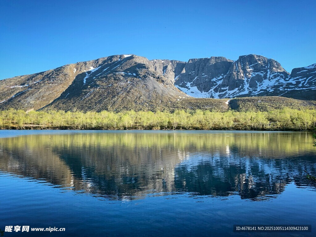 宁静湖景与远山倒影