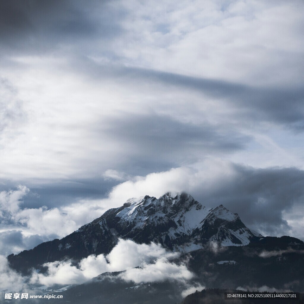 云雾缭绕的巍峨雪山