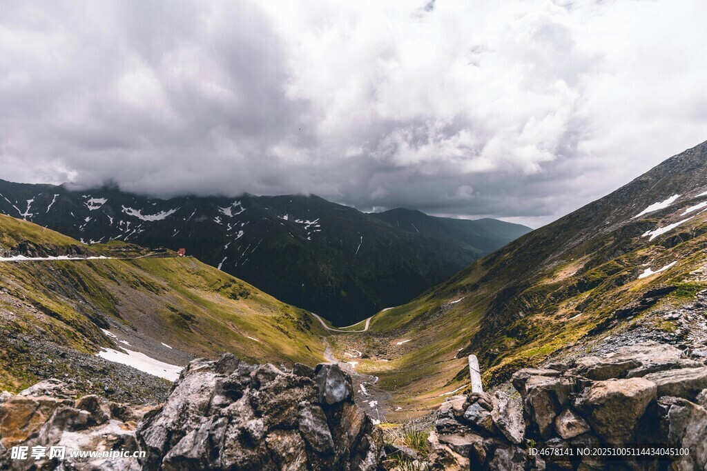 山间壮丽景色