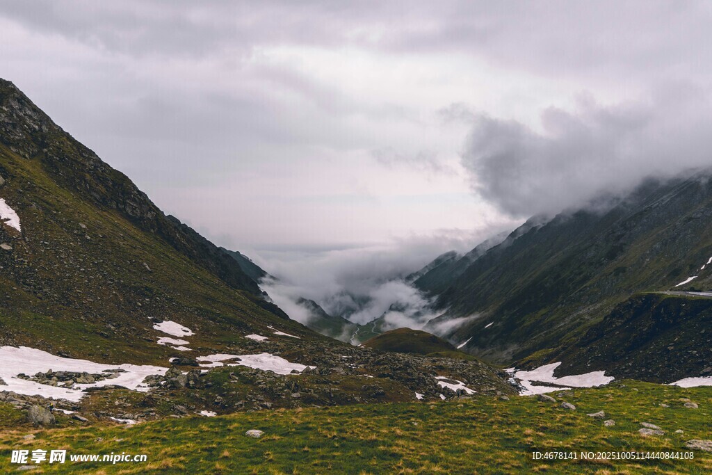 山间云雾缭绕的美丽景致