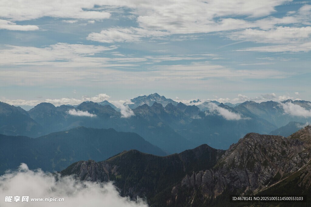 高山云海壮丽自然景观