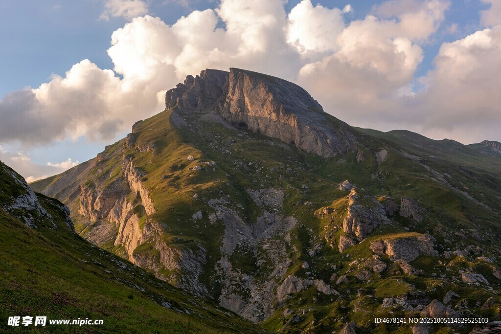 壮丽山景云雾缭绕山峰