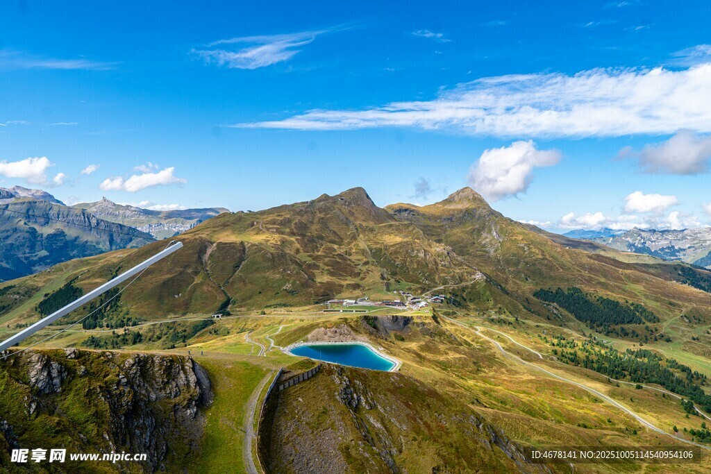 高山上的滑翔伞飞行美景