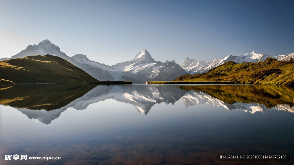 高山湖泊绝美倒影景观