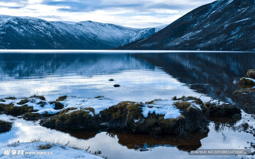 宁静山水间的冰雪湖景