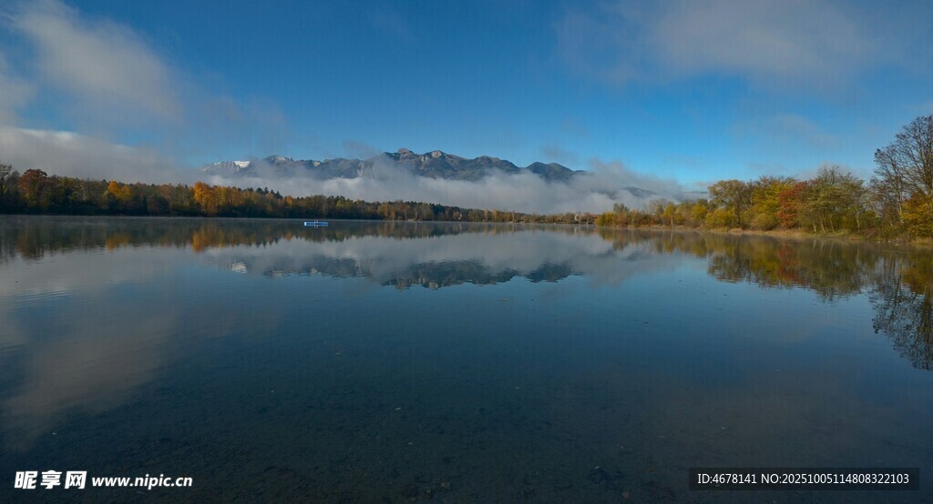 宁静湖面的自然美景