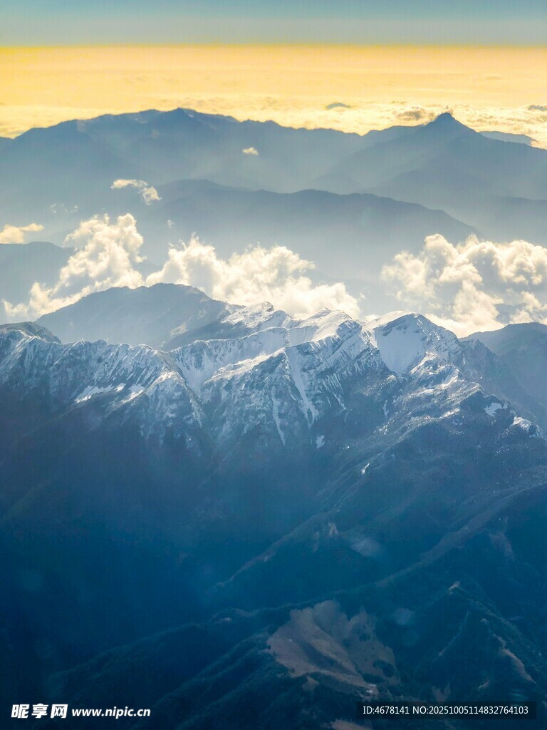 壮丽云海环绕巍峨雪山