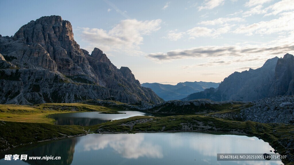 山间湖泊壮丽自然景观