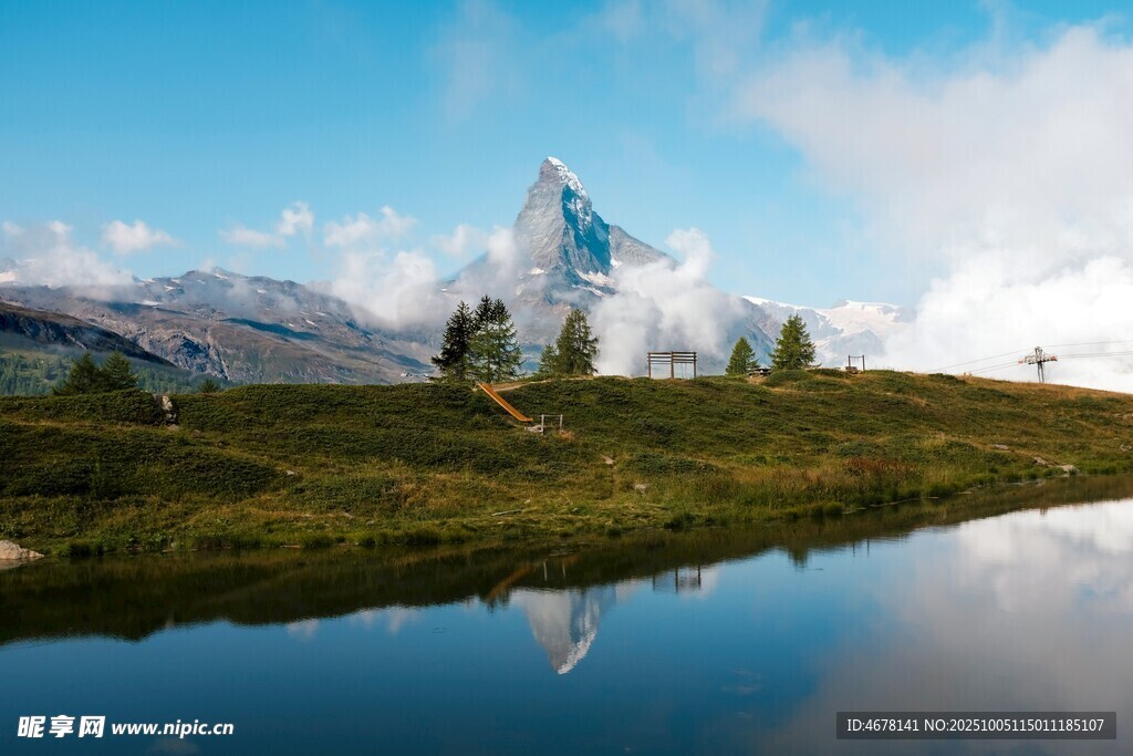 马特洪峰下的静谧湖景