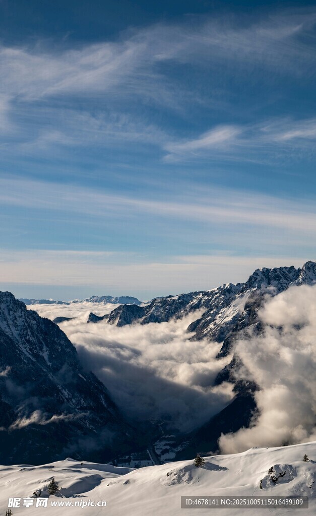 雪山云海壮丽景观