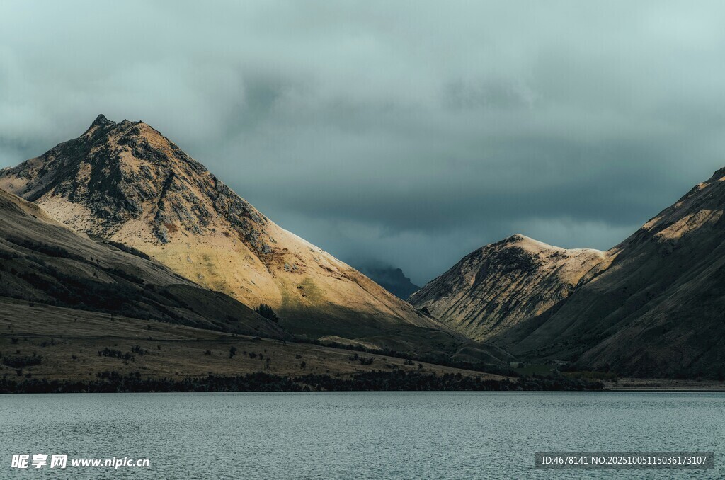 湖畔山峦壮丽风景