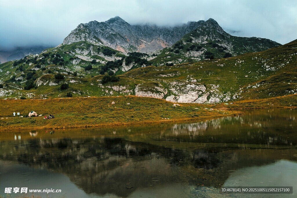 山间湖泊美景