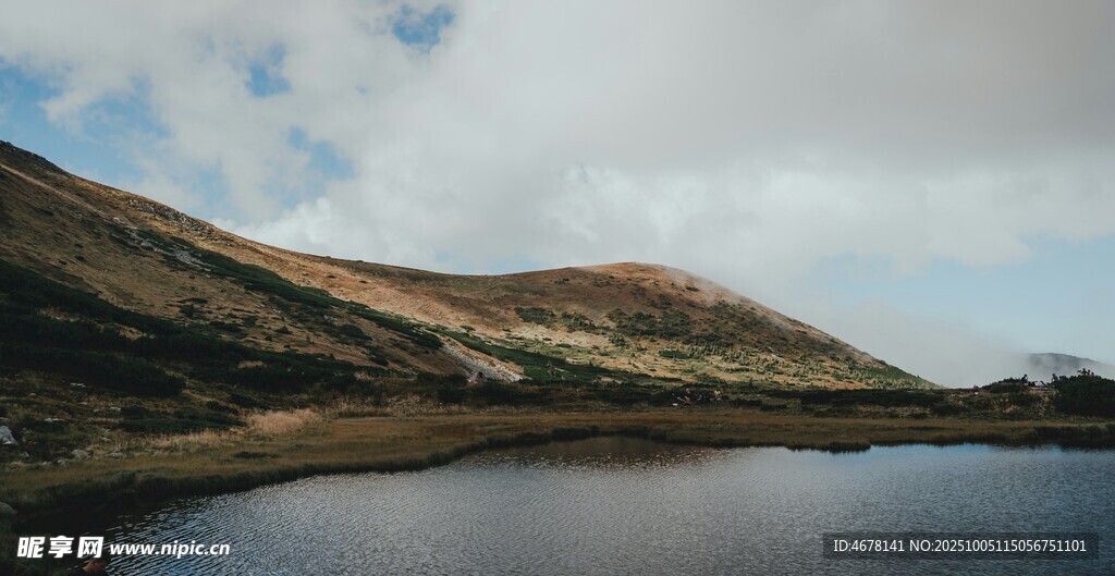 山间静谧湖泊风景