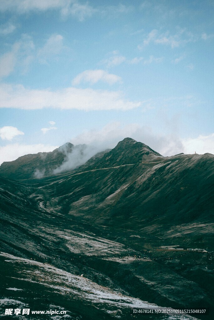 山间美景云雾缭绕的山峦