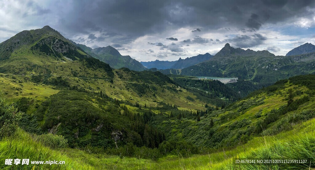 山间绿野云雾缭绕之景
