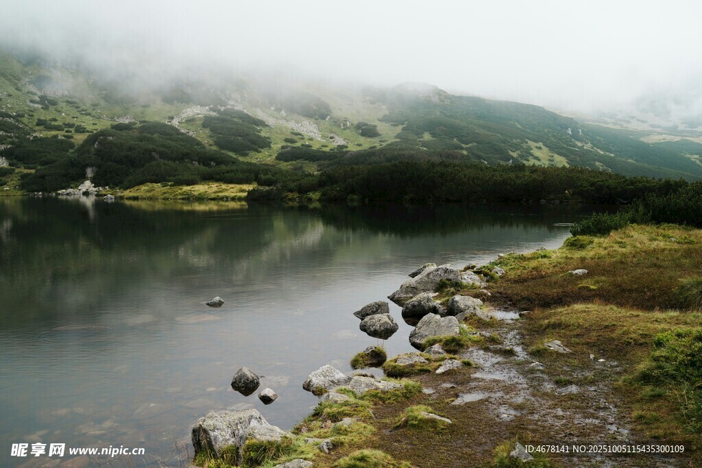 山间雾绕湖畔美景