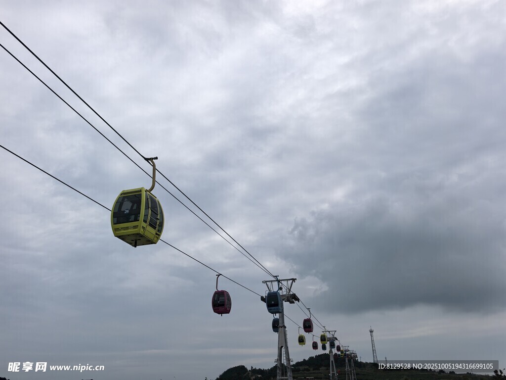 空中缆车穿梭于阴云之下