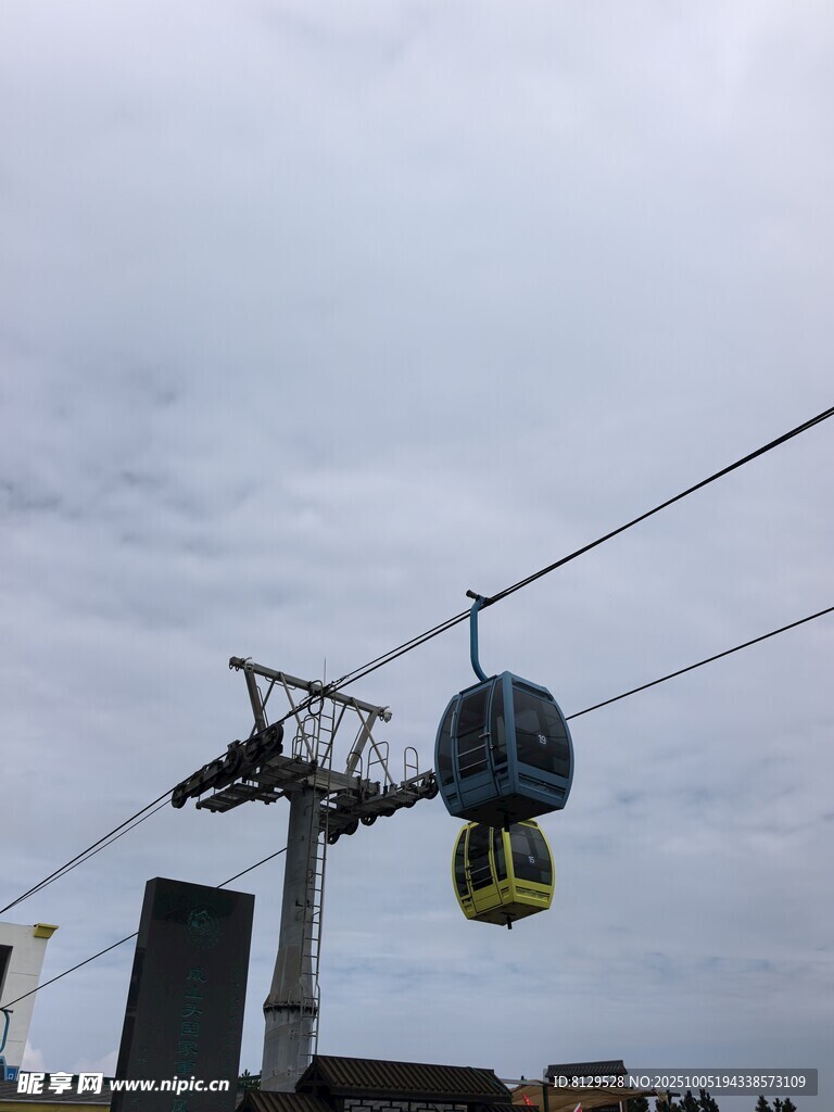 空中缆车穿梭于天际之间