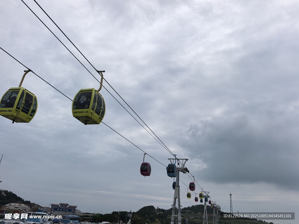 空中缆车穿梭于山海之间