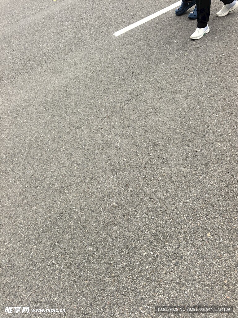 路面上的行人脚步特写