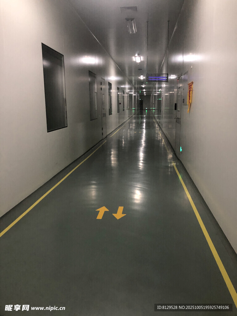 洁净走廊的工业风场景