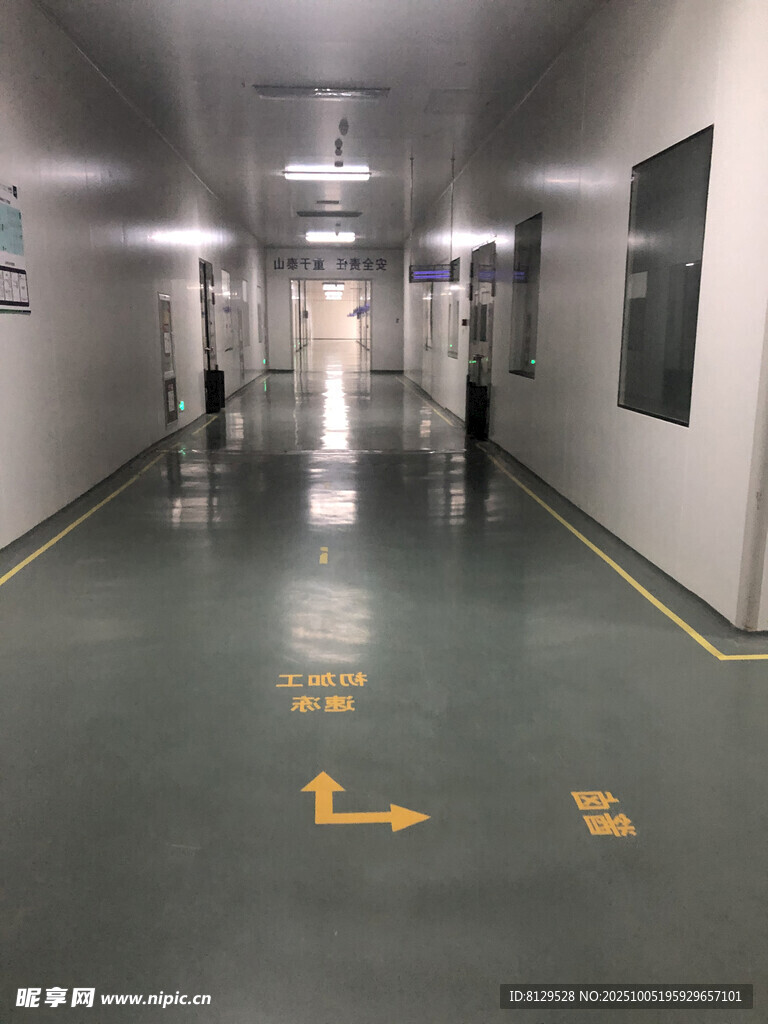 空旷走廊地面有黄色标识