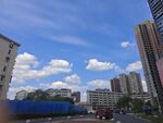 城市道路上的蓝天白云景象