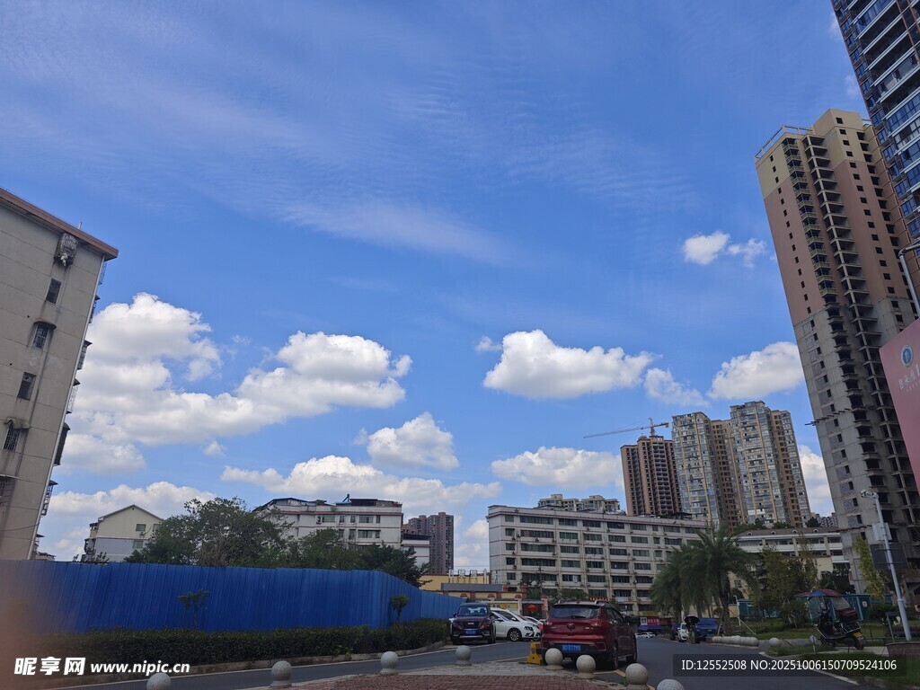 城市道路上的蓝天白云景象