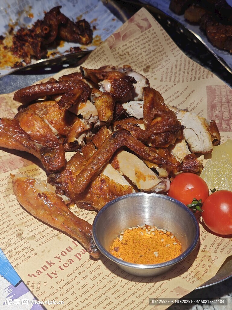 美味烤物配蘸酱与蔬果