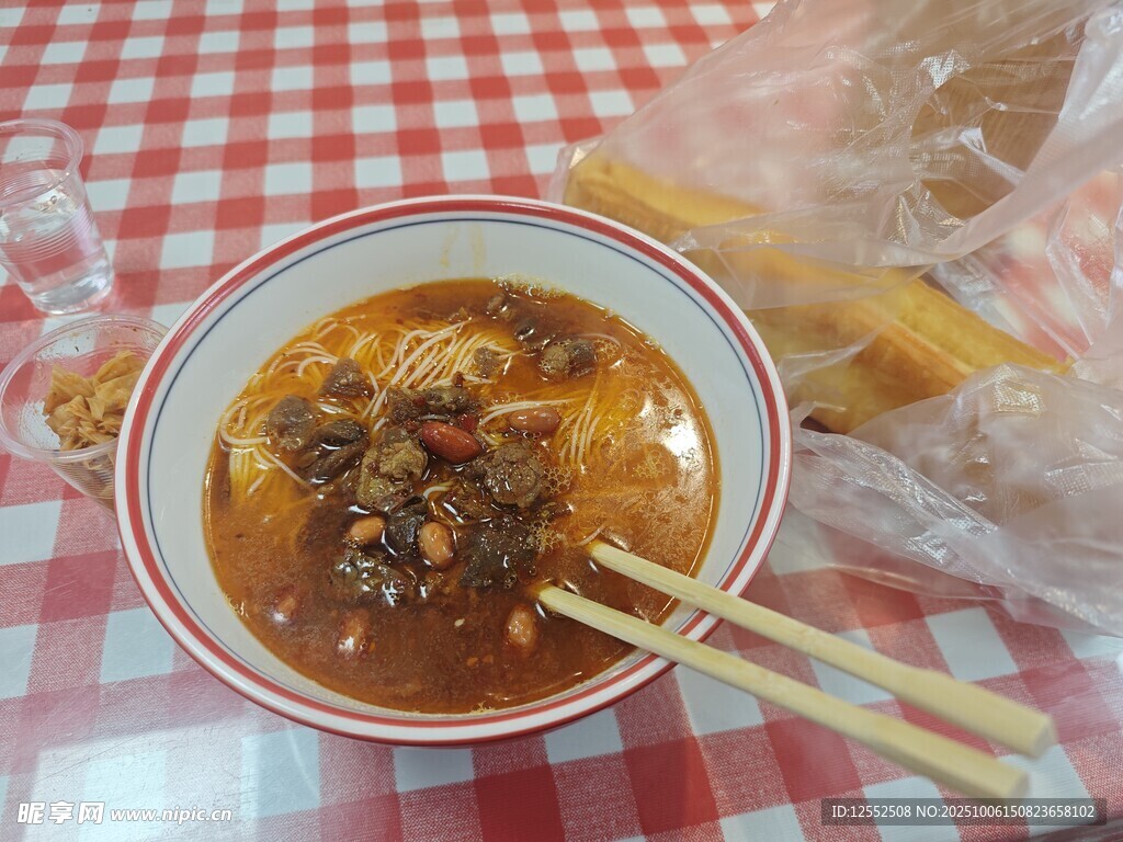 美味肉酱面搭配油条