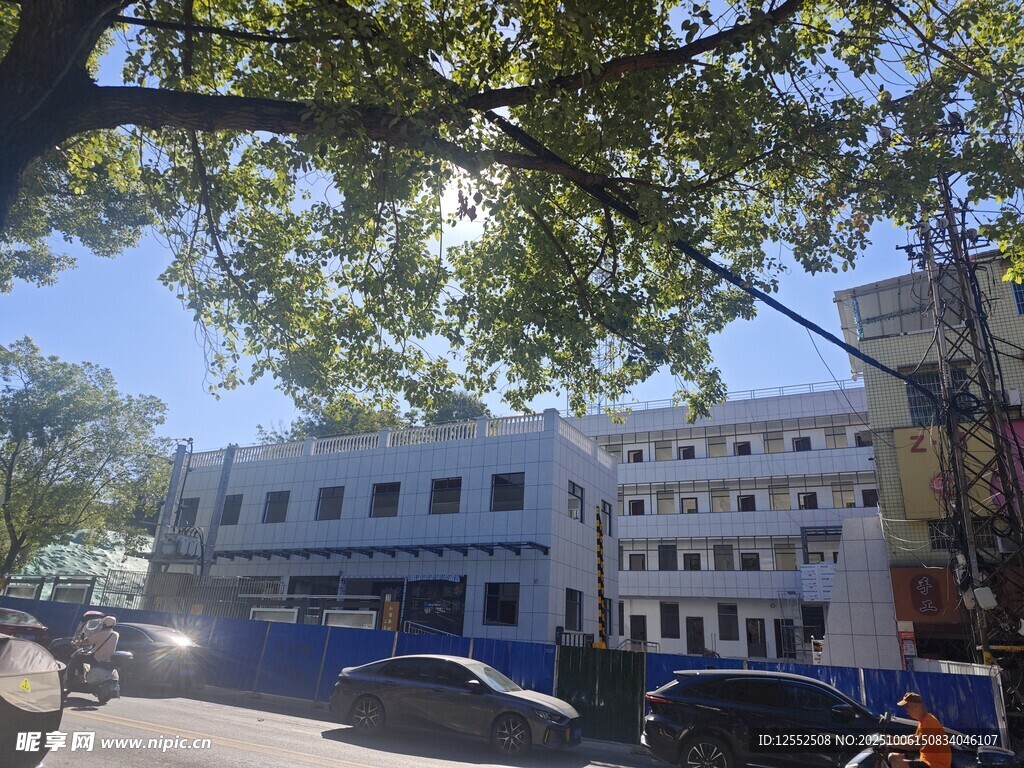 城市街道旁的多层建筑