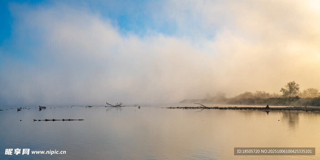 湖畔晨雾弥漫的静谧美景