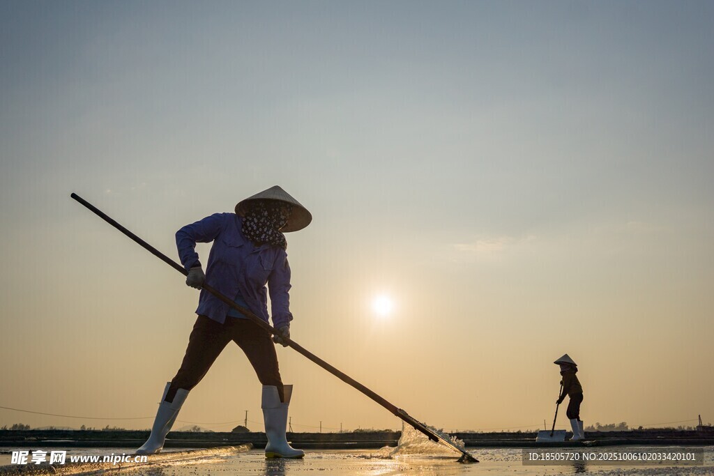 夕阳下的渔民劳作身影