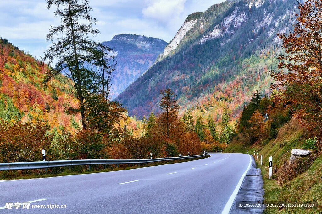 秋日山间公路美景