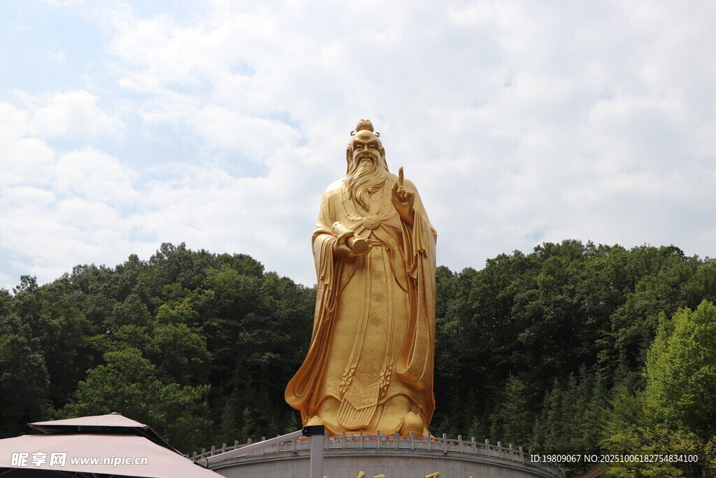 金色观音雕像屹立山林间 老君山