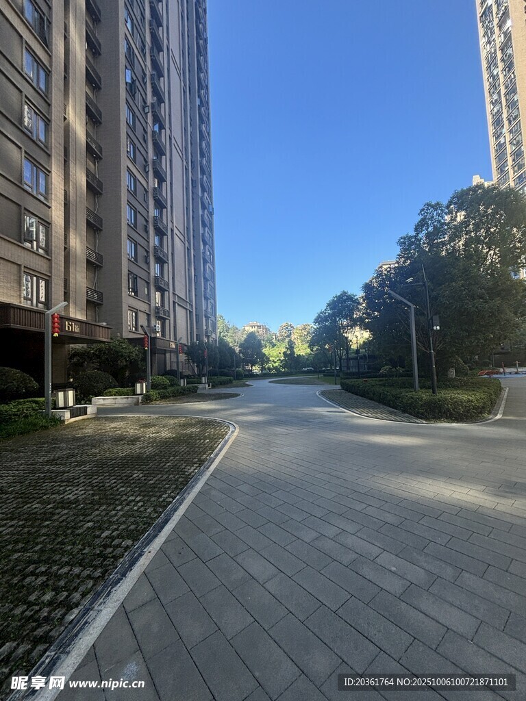 城市住宅区的宽阔道路