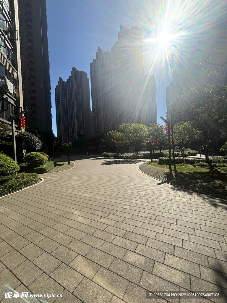 城市阳光照耀下的宽阔步道