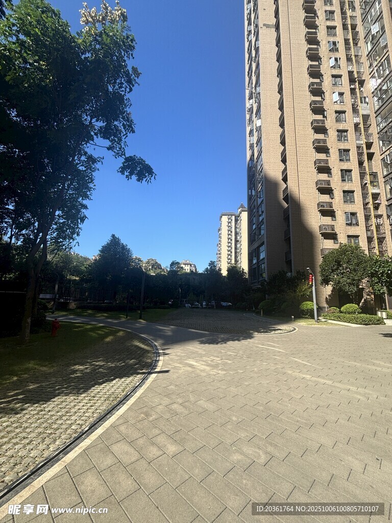 小区内的开阔道路与建筑