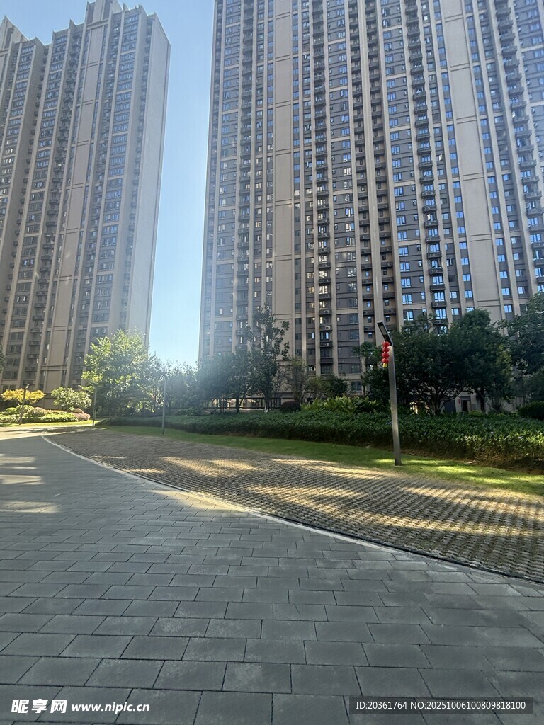 城市高楼旁的开阔道路