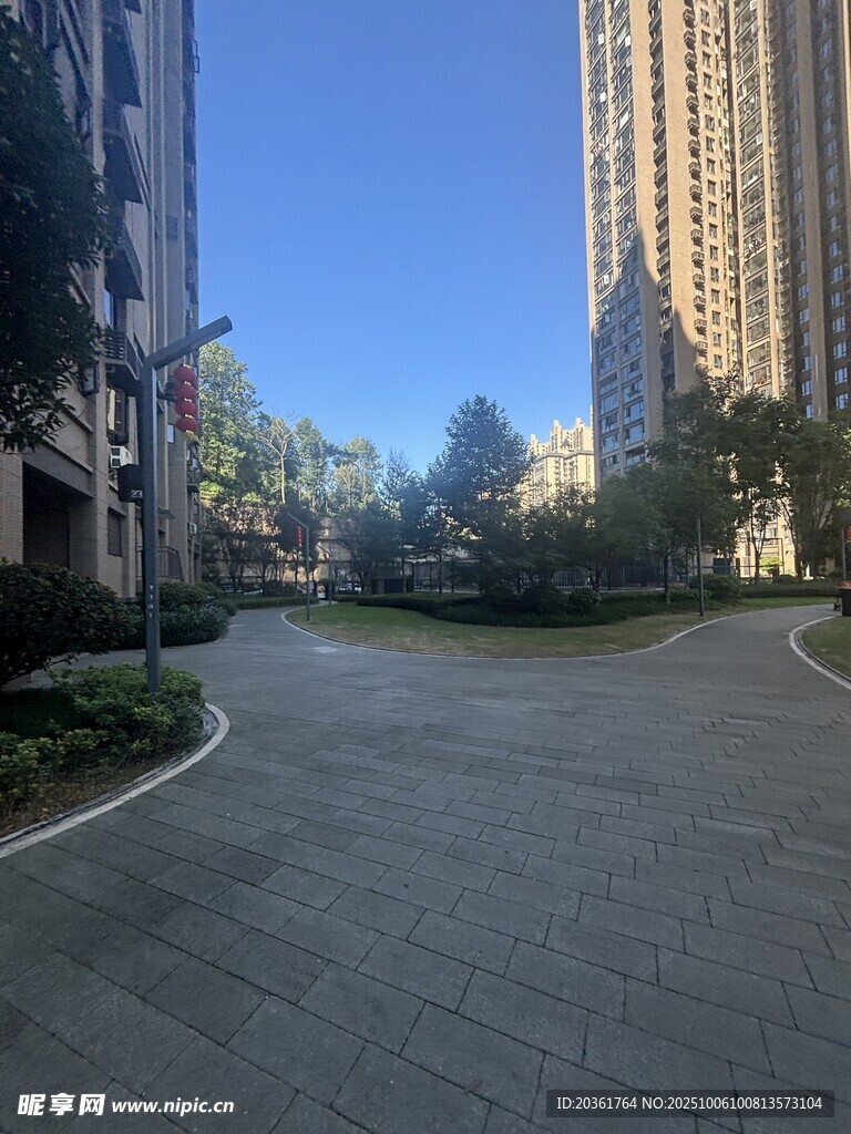 城市住宅区的宁静道路