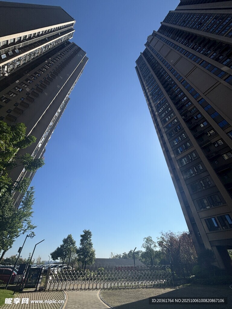 城市高楼间的开阔景致