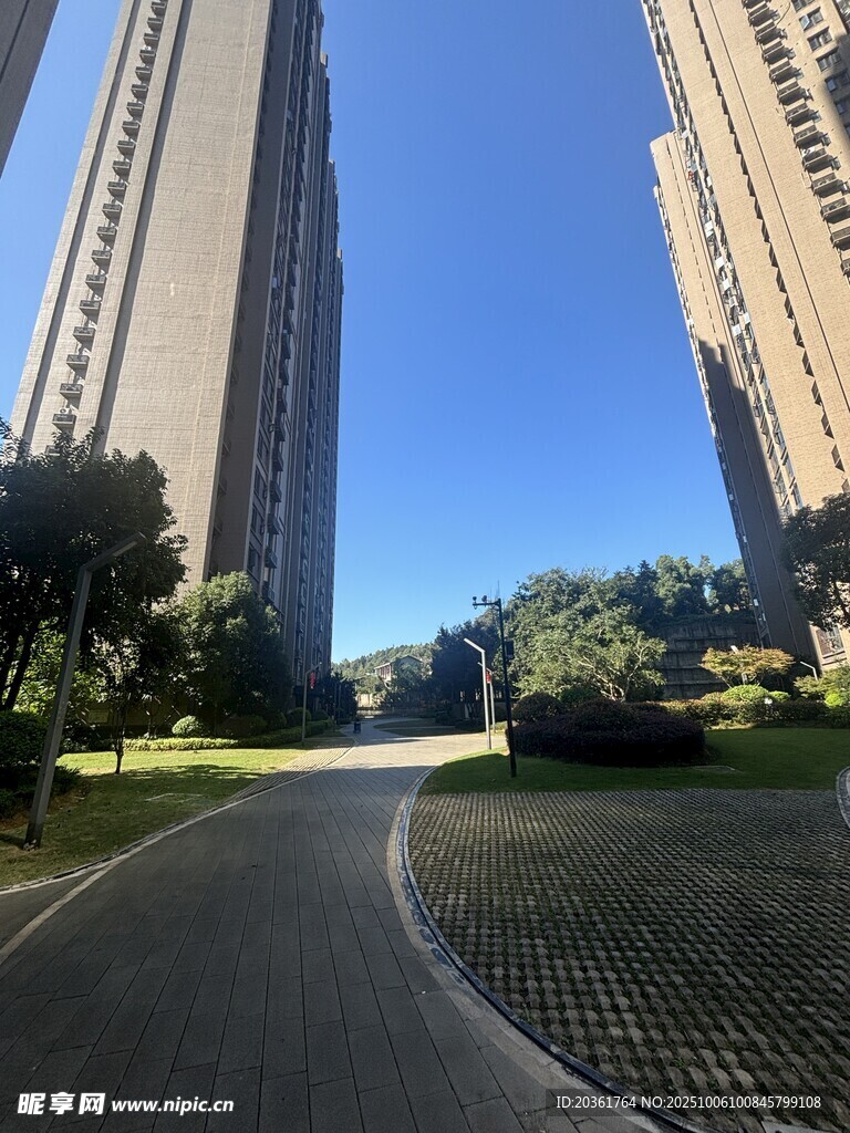 城市中宽阔道路与高楼景观