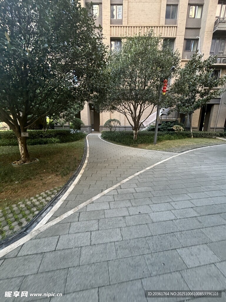 小区内的幽静步道景观