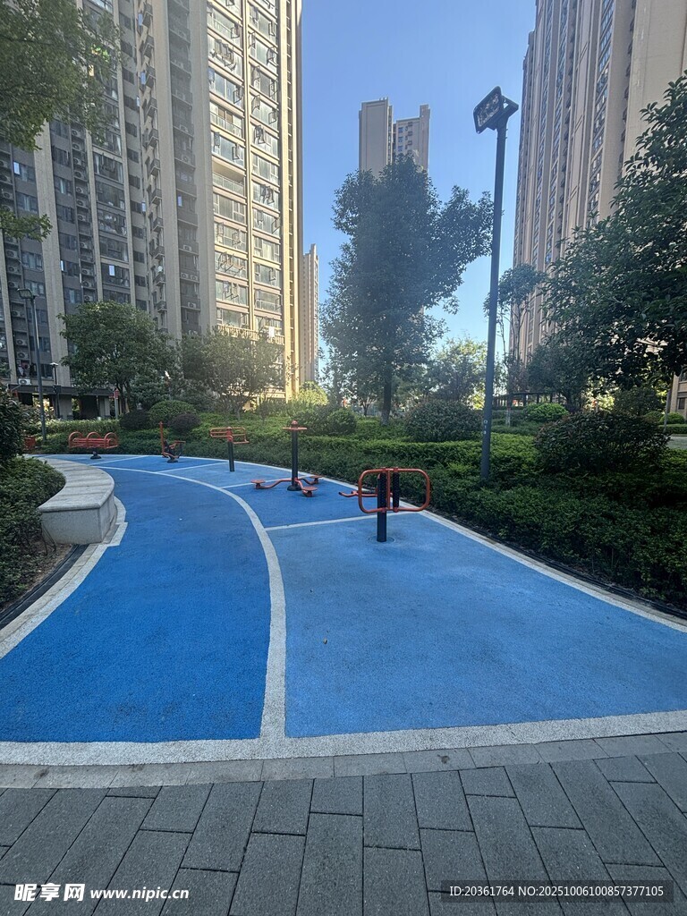 小区内的蓝色塑胶健身步道