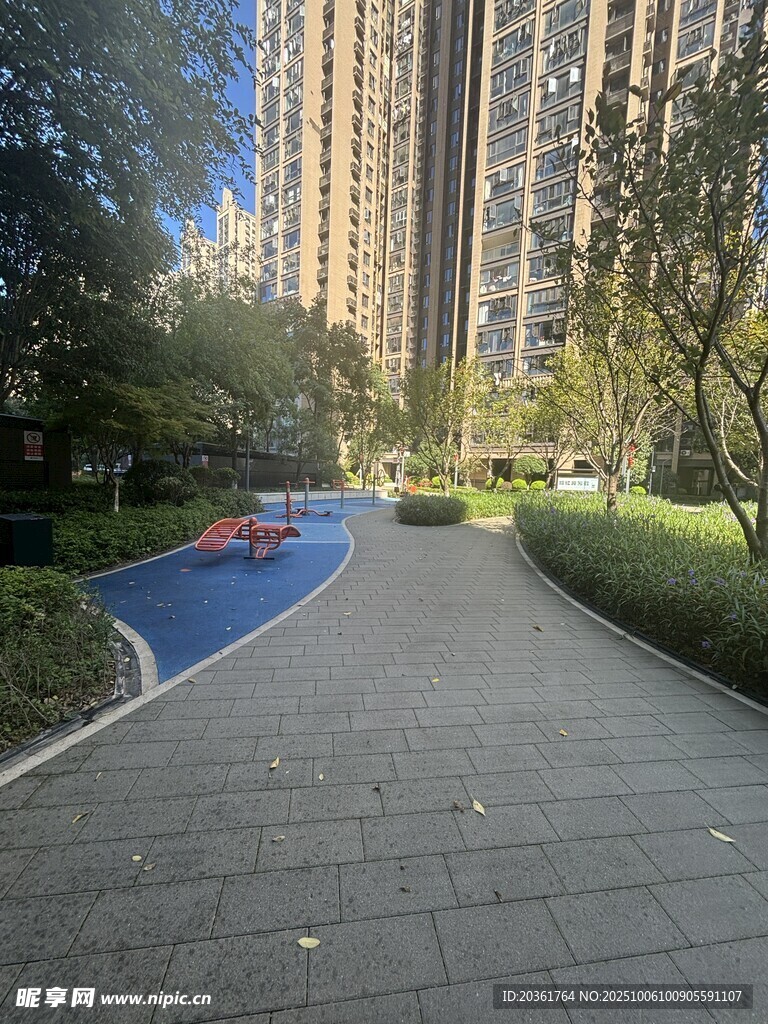 小区内的宁静步道景观