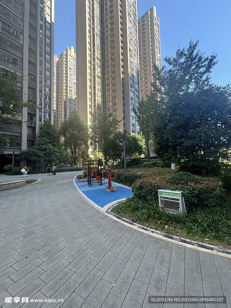 现代小区优美休闲步道景观
