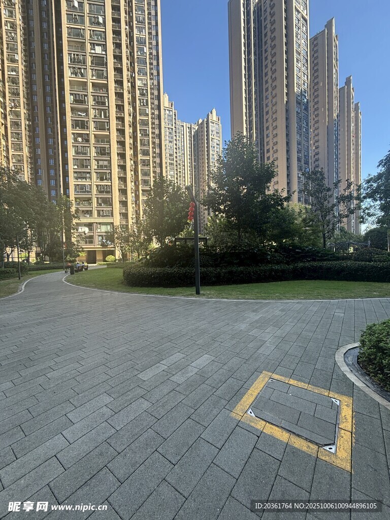 城市小区内的空旷停车区域
