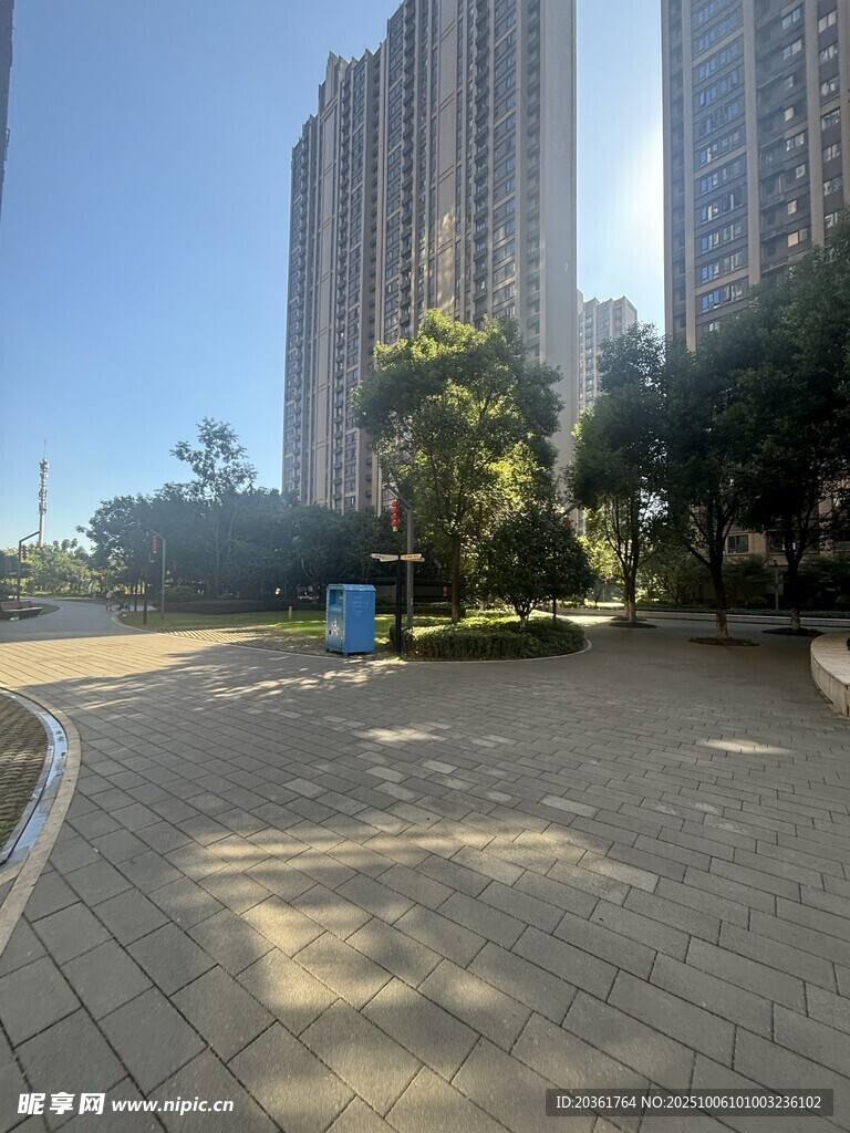 城市中开阔的休闲广场区域